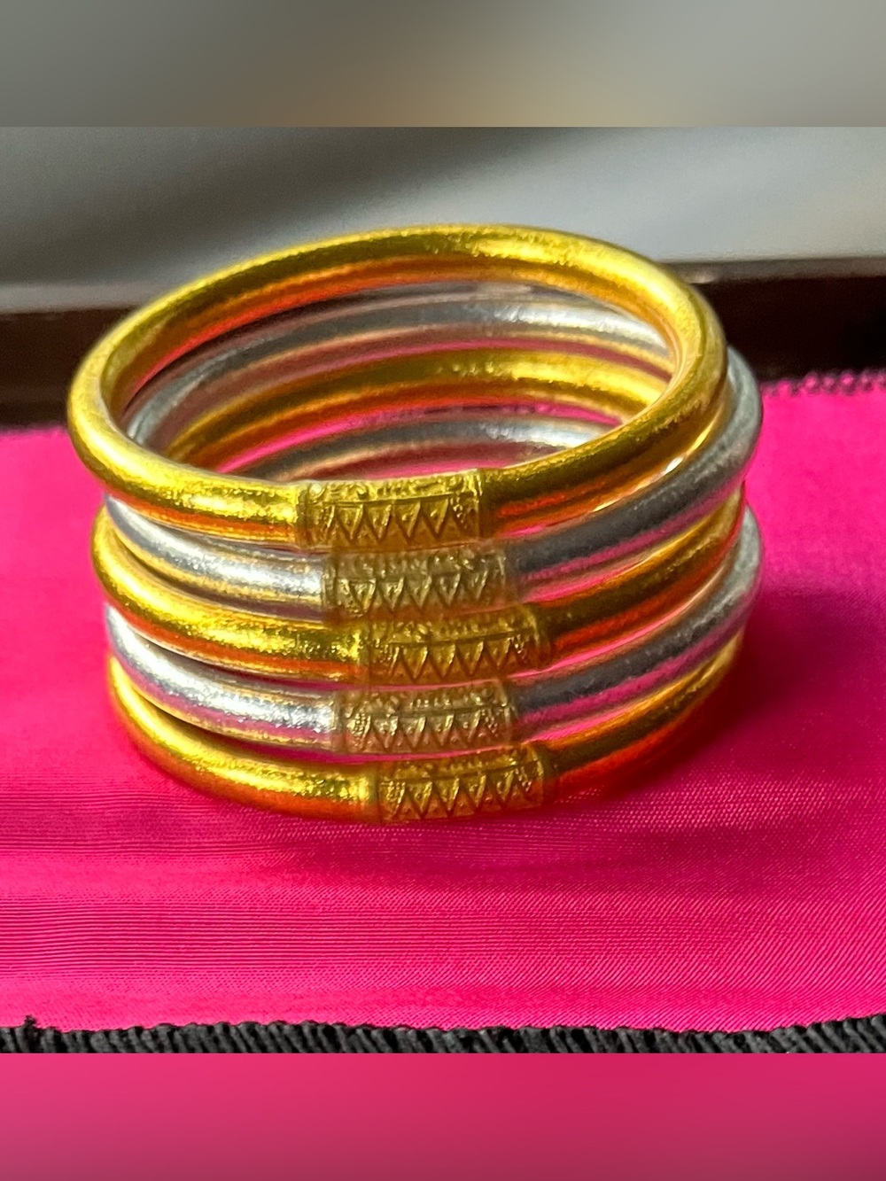 BuDhaGirl All Weather Set of 5 Bangles - Gold & Silver w/ Pouch Size Small NWOT